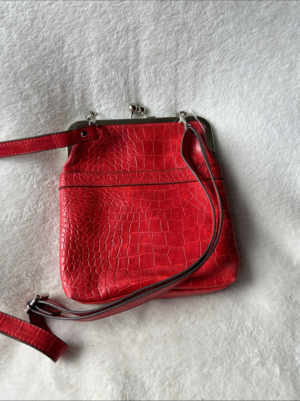 Bueno kiss lock clasp Red Croc-Embossed Kiss-Lock Crossbody Bag